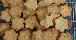 Read more about the article Crackersi cu pasta de curmale