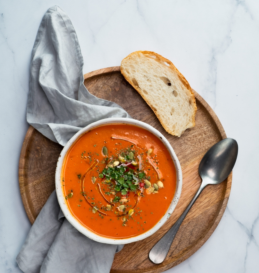 You are currently viewing Gazpacho cu roșii și ardei – Incearcă o supă care te răcorește imediat