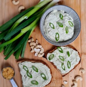 Read more about the article Pate Raw Vegan din caju și ceapă verde, Ideal pentru mic dejun