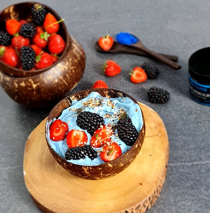 Smoothie bowl cu spirulină albastră și fructe delicioase