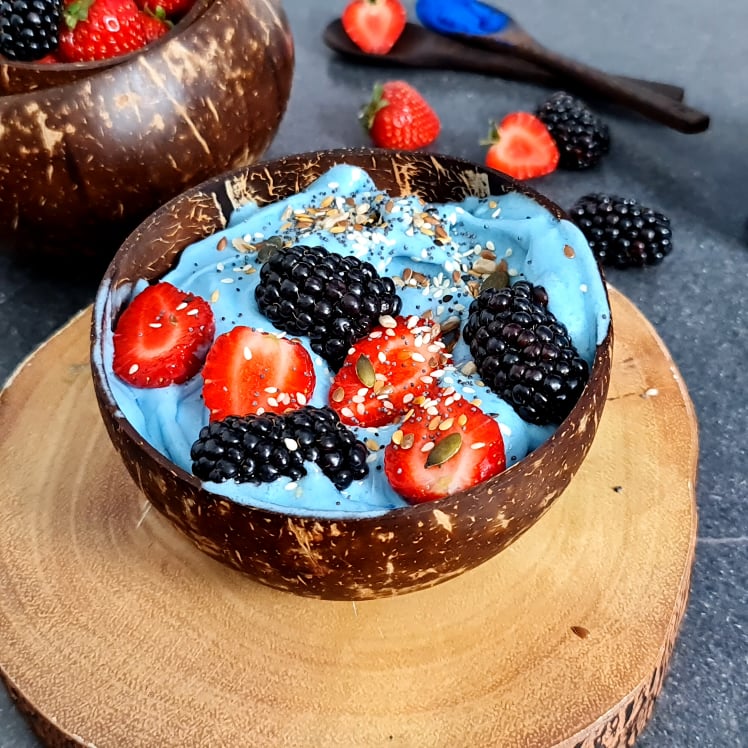 Smoothie bowl cu spirulină albastră și fructe delicioase
