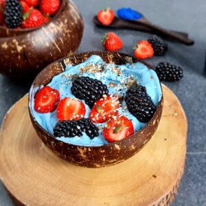 Read more about the article Smoothie bowl cu spirulină albastră și fructe delicioase