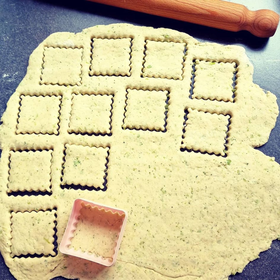 Rețeta de Biscuiți cu Broccoli și Caș de oaie este una simplă și ieftină