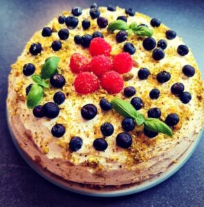 Read more about the article Tort Vegan cu blat pufos, frișcă de cocos și fructe – Trebuie să încercați