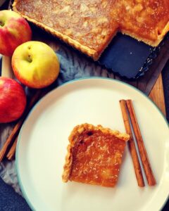 Read more about the article Tartă Vegană cu mere, scorțișoară Ceylon si blat fraged