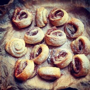 Read more about the article Rulouri delicioase cu dulceață de căpșuni – Fragede și Aromate