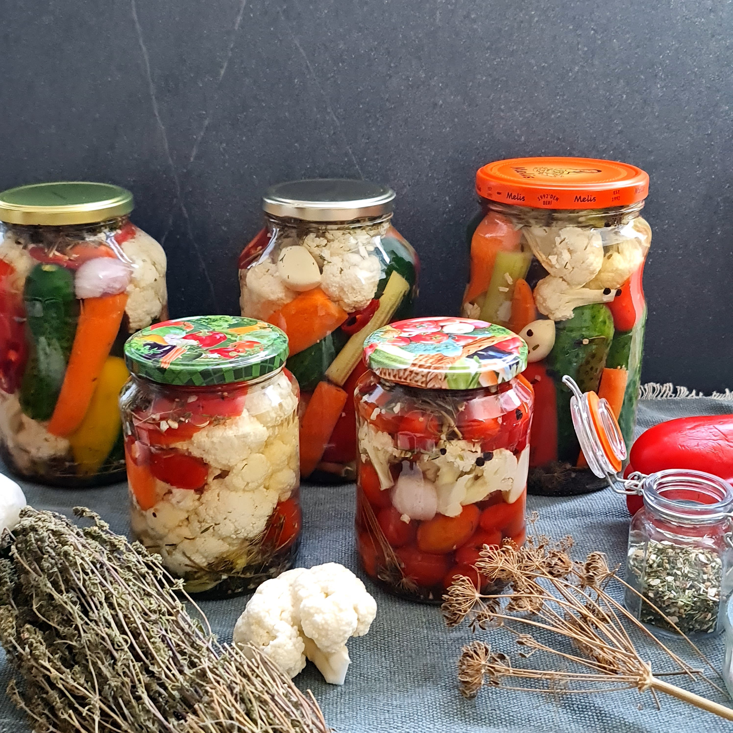 Read more about the article Murături asortate la borcan – Rețetă pentru Iarnă