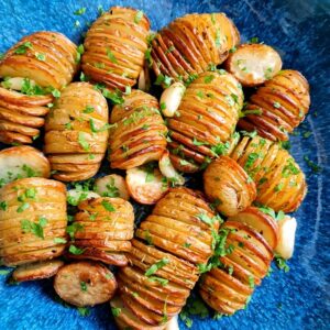 Read more about the article Hasselback Potatoes – Cartofi acordeon sau garnitura perfectă