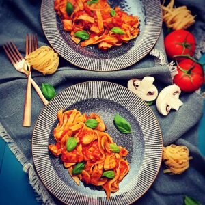 Read more about the article Tagliatelle cu pui și ciuperci  în sos de roșii