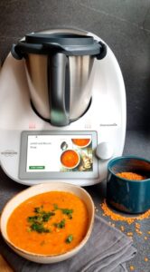 Read more about the article Supă groasă de linte cu bacon, ideală pentru un prânz rapid