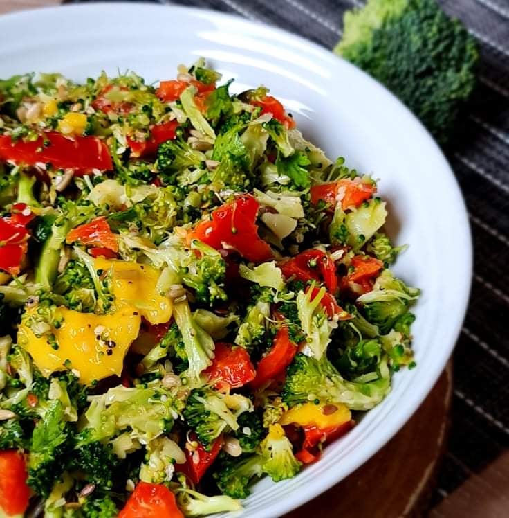 Salată raw vegană cu Broccoli și Mango