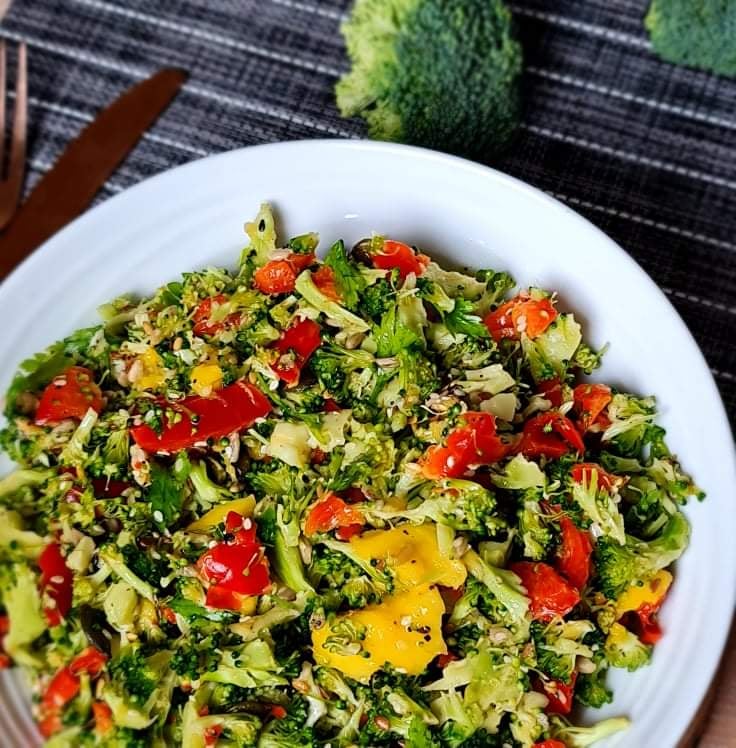 Salată Raw Vegană cu Broccoli și Mango