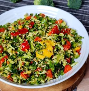 Read more about the article Salată Raw Vegană cu Broccoli și Mango