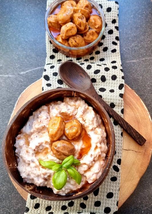 Read more about the article Porridge Cremos cu multi-cereale și dulceață de nuci verzi