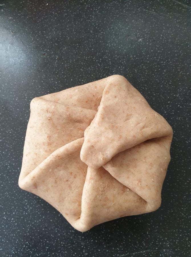 Pâinici chapatti umplute cu brânză și legume