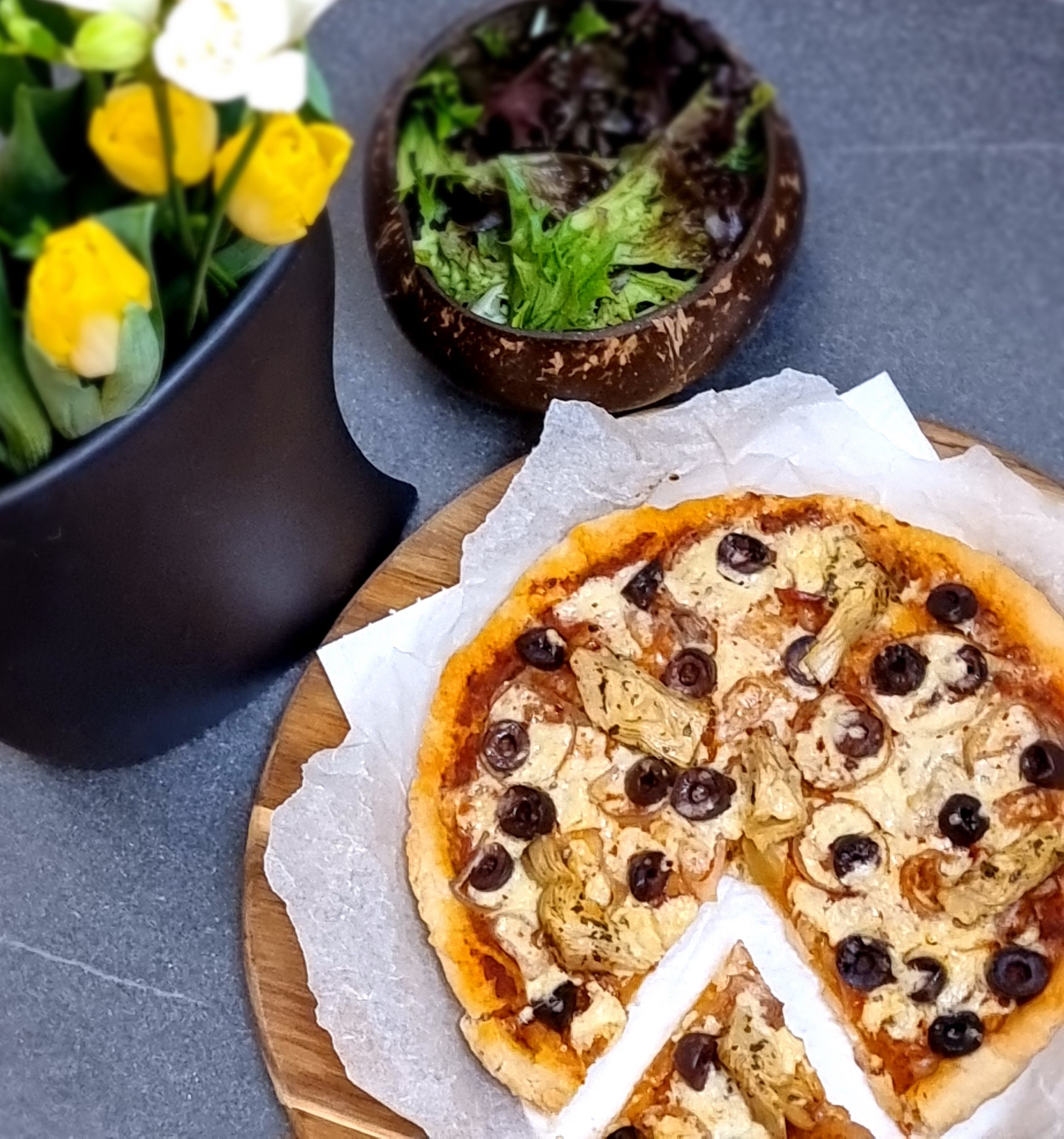 Read more about the article Pizza cu pesto roșu și anghinare