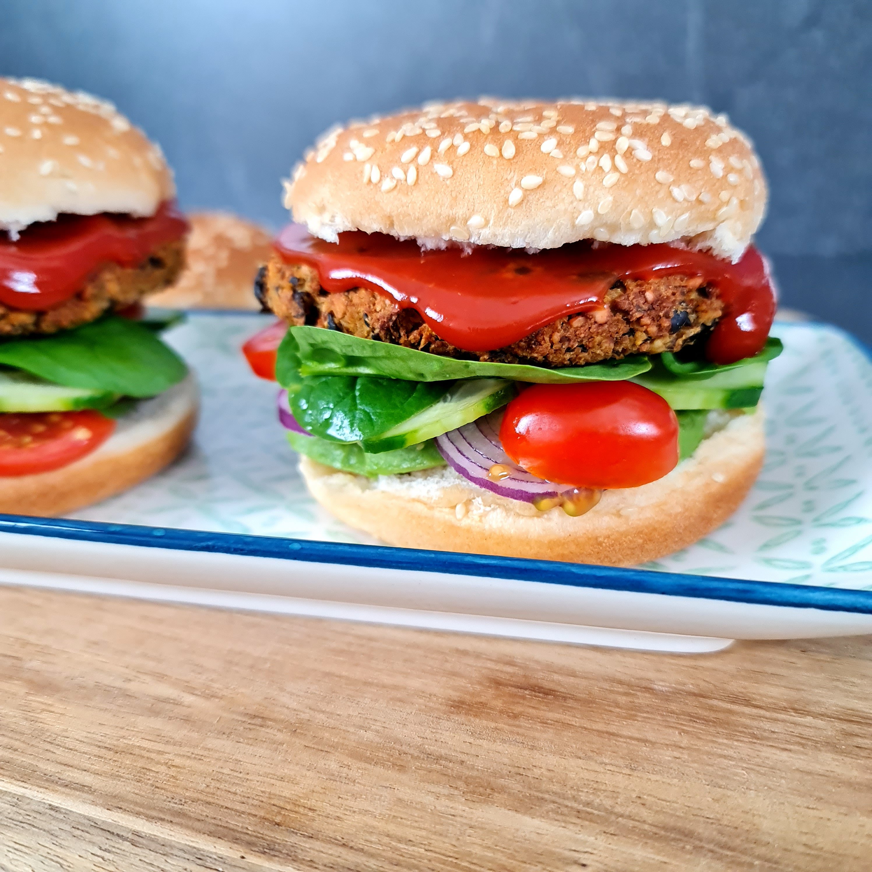 Burgeri vegani cu caju și fasole neagră - Cum să faci cei mai buni burgeri vegani, fără gluten