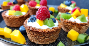 Read more about the article Cupe Vegane din Granola cu Iaurt și Fructe