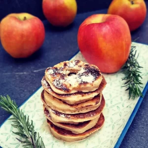 Read more about the article Mere în pijamale – pancakes inele din mere
