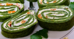 Read more about the article Ruladă de spanac cu fistic și cremă de brânză