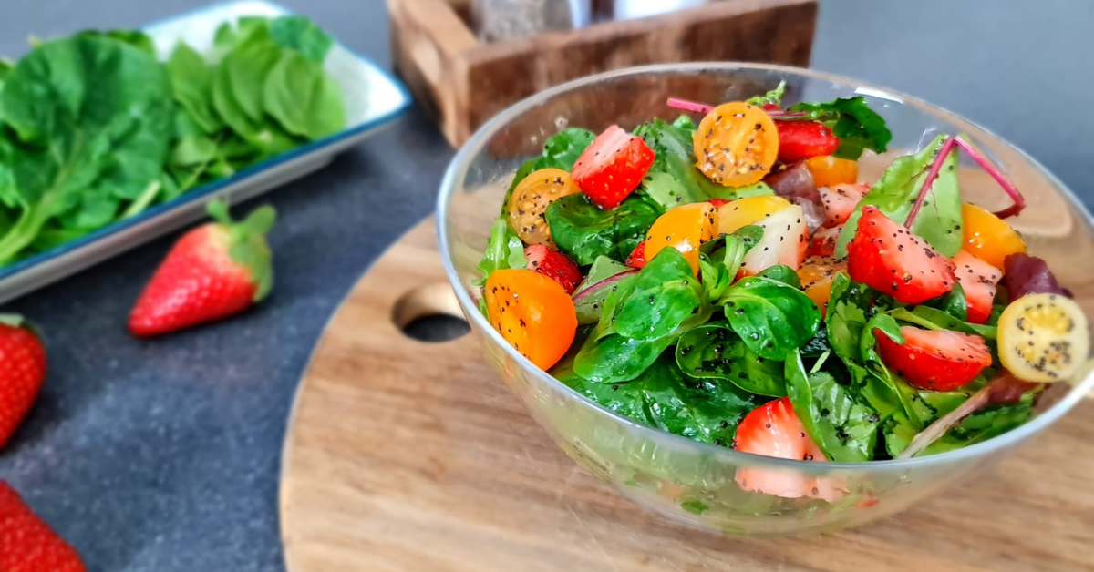 Read more about the article Salată Raw Vegană cu Căpșuni și Mac Albastru