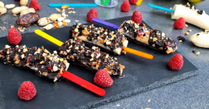 Read more about the article Vegan Banana Raspberries Snickers Pops – Dulciuri fără gluten