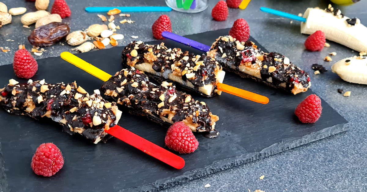 You are currently viewing Vegan Banana Raspberries Snickers Pops – Dulciuri fără gluten
