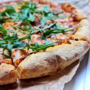 Read more about the article Pizza vegană cu ketchup și mozzarella