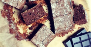 Read more about the article Brownies cu ciocolată amăruie și nuci