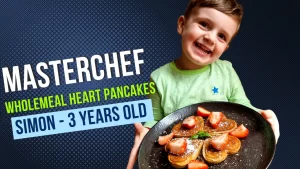 Read more about the article Simon – Masterchef la 3 ani (clătite integrale în formă de inimă)
