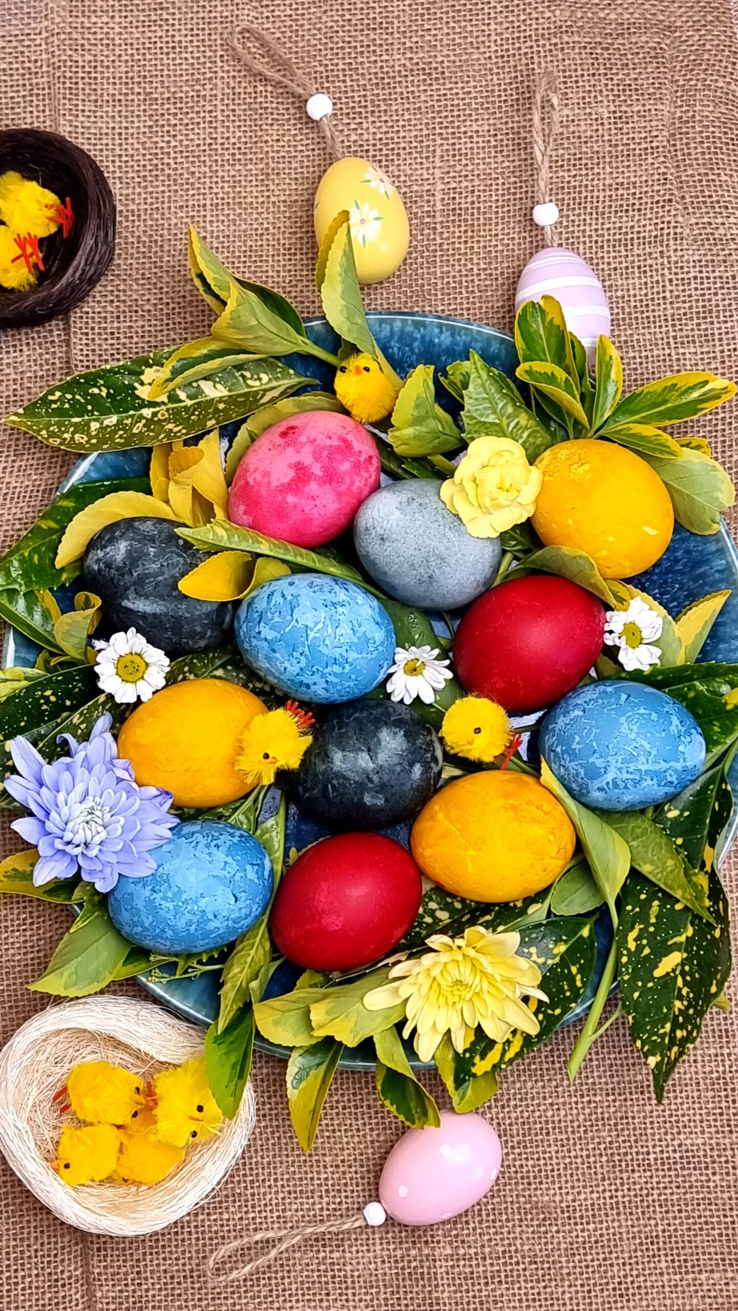 Read more about the article Ouă de Paște colorate natural