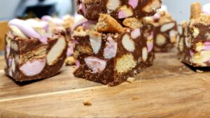 Read more about the article Prajitură fără coacere Rocky Road