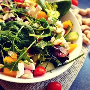 Read more about the article Salată de crudități cu arahide și feta