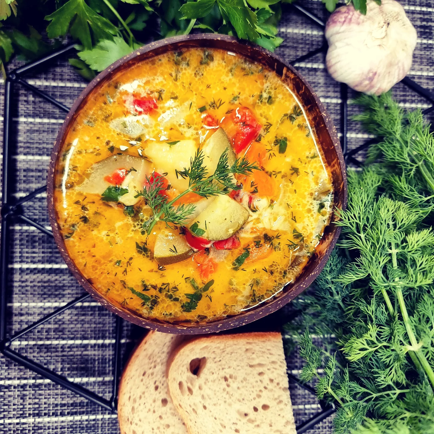 Read more about the article Ciorbă de zucchini cu smântână și usturoi