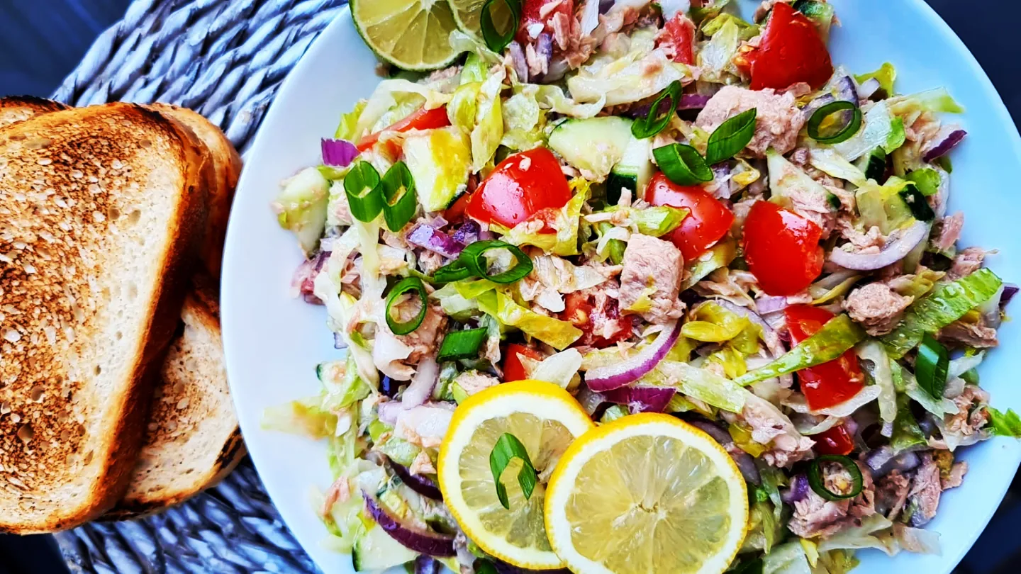 Read more about the article Salată de crudități cu ton