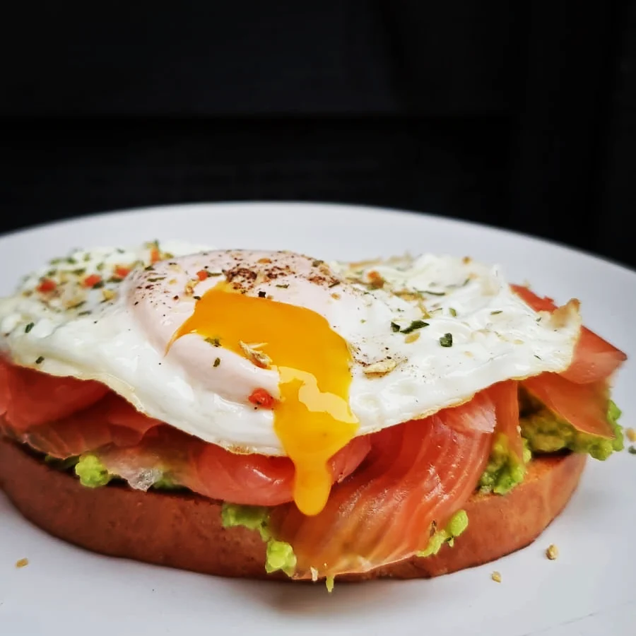 Read more about the article Ouă Benedict cu somon și avocado